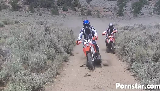 Lauren Phoenix açık havada Randy Spears ile sikişiyor