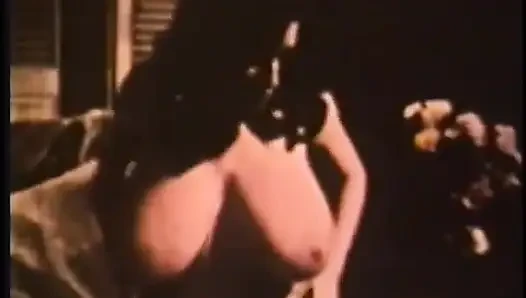 Büyük doğal memeli ateşli koyu saçlı güzellik kıllı amıyla oynamayı seviyor