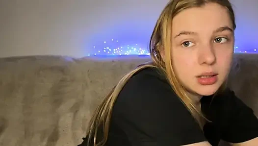 Şişman model sıkı amına dokunuyor