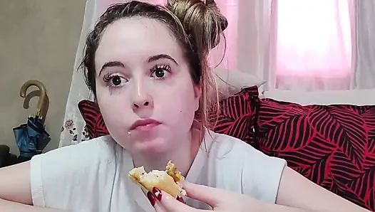 Kirazlı domatesli omletli sandviç yiyor