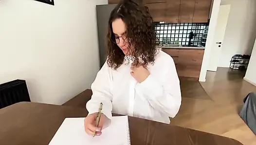 Seksi ve azgın öğrenci sınav sırasında öğretmenini baştan çıkarıyor