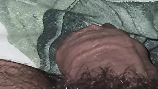 Külotsuz ve büyük götlü üvey anne yarağı dışarıdayken üvey oğlunun odasına giriyor