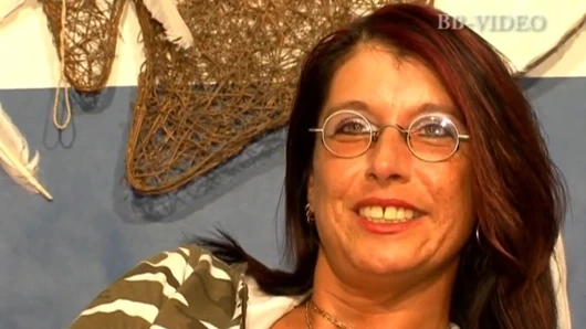 Orta yaşlı seksi kadın en sevdiği seks oyuncağıyla tahrik olurken bacakları açık halde filme alınmaya hazır