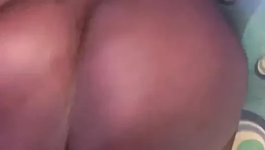 Çok iyi sikişiyor, amcığı çok kremsi