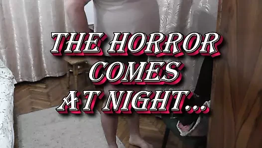 Cadılar Bayramı 2022. güzel korku geceleri gelir. sevimli çıplak kız korkmuş adam.