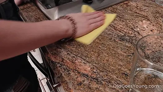 Kızıl tatlı kız gri saçlı bir adamı baştan çıkarıyor