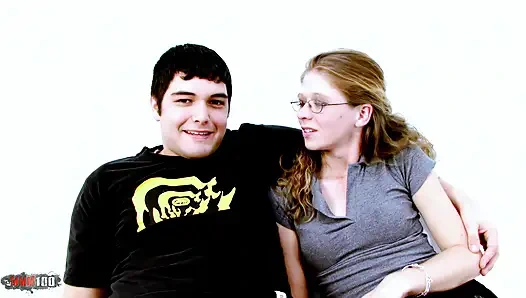 Erkek arkadaşının gözleri önünde sikiliyor