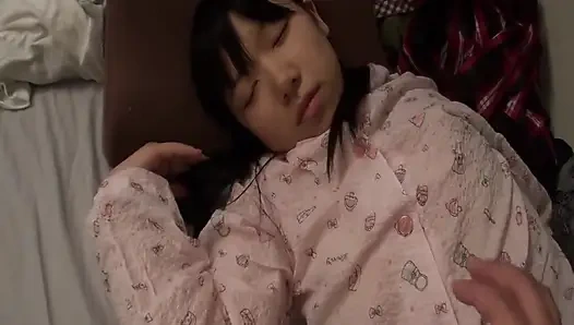 İnsana kapalı kalın minyon güzellikle tanışıyor ve birlikte ilk samimi yaşam deneyimine adım atıyor