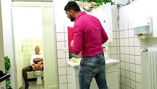 Pirsingli sarışın banyoda amından sikiliyor