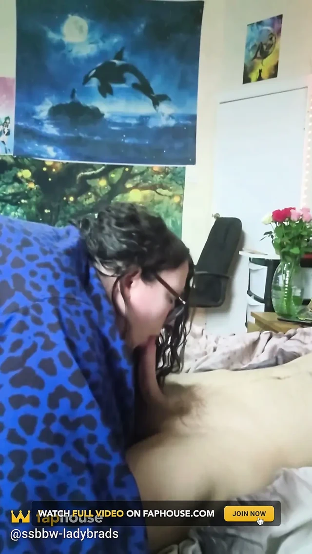 Ssbbw şanslı hayranına şehvetli bir şekilde sakso çekiyor