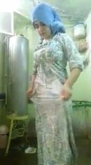 Kopftuch Frau zeigt sich beim Duschen