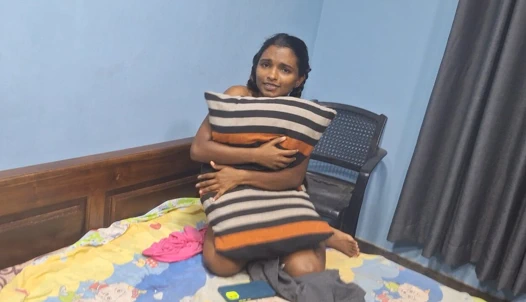 Üvey kız kardeş porno izlerken yakalandı, onu amına boşaltıyor