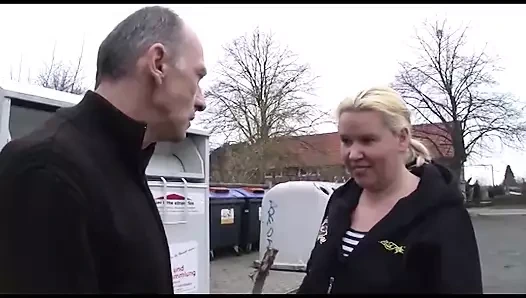 Büyük götlü sarışın kız yatak odasında sikişiyor... ağzına boşalma