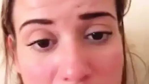 kendi büyük göğüsleri ile oynuyor