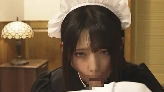 133cm hizmetçi kostümü cosplayer, hâlâ büyüyen bir A-cup gövdesinde devasa