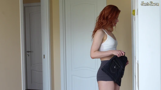 Üvey kız kardeşimin elbisesini denerken gardıropta hızlı ve sert!