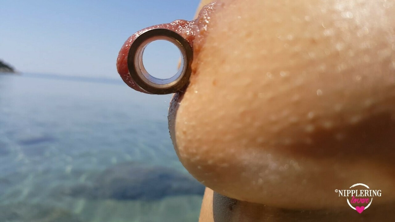Nippleringlover - azgın milf çıplak sahilde pissing, deldi kedi, geniş açık, büyük deldi meme