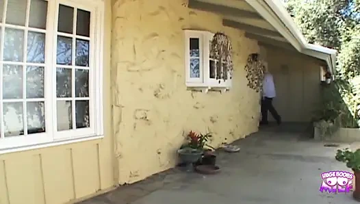 Araba ile arkadaşlarının yerine geldiler ve biraz sohbet ettiler ve sonra sert sikildiler.