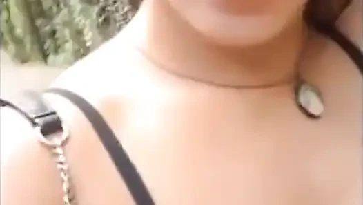 Yeni yaramaz kız Barcelona'da parkın ortasında eğleniyor!