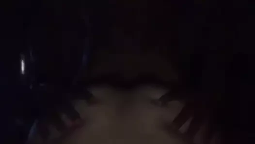 J içinde dururken arkadan vurmak kedi onu seviyor