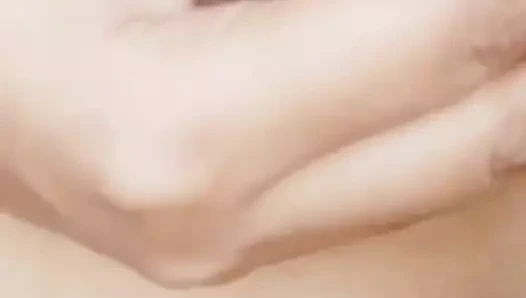 Hizmetçi göğüsleri ev sahibi tarafından bastırıyor