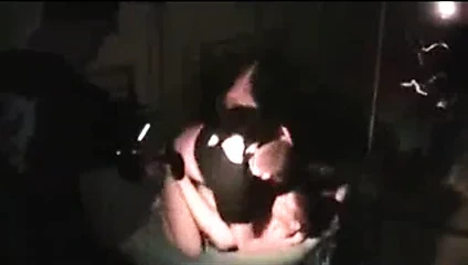 Gece yurdunda ateşli çıplak grup sikiş