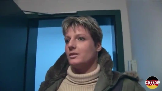 Kısa saçlı orta yaşlı seksi kadının bir daireye ihtiyacı var ve her şeyi yapmaya hazır