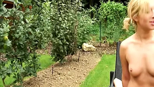 Fransız tatlı sarışın bebek arka bahçede sikişiyor