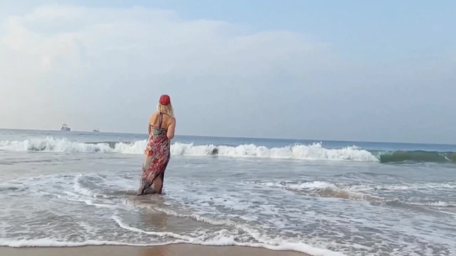 Olgun sarışın eş, naylon giyerek seksin tadını çıkarıyor