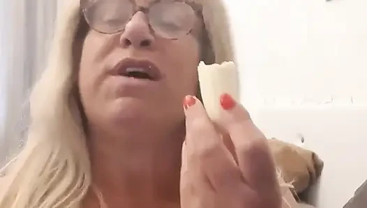 Fina amına muz sokuyor. Tadıyor ve mastürbasyon yapıyor, çok azgın!