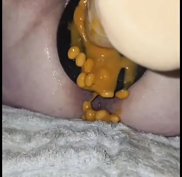 Dağınık döl ve yemek dolu amcık