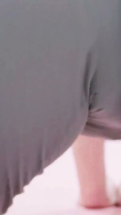 POV: Seksi Bir Hijabi Kız Yoga Pantolonuyla Esneme Yaparken Büyük Kalçalarını ve Sevimli Amını Gösteriyor | Klip 1
