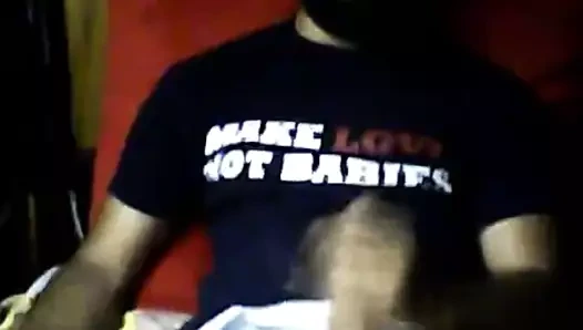 Iraklı sporcu bir gay deliği sikişmeden önce mastürbasyon yapıyor - Arap gay