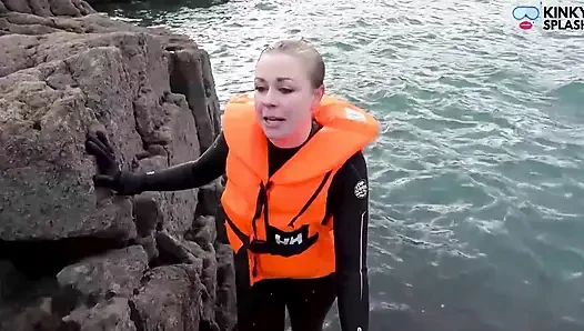 Wetsuit ve Lifejackets Lucy'nin donma karşılaştırması