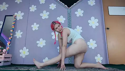 Sevimli latin orta yaşlı seksi kadın yoga egzersizi teşhir ediyor büyük memeli meme ucu transparan tayt