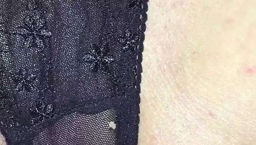 Seksi külot içinde oynayan parmaklar