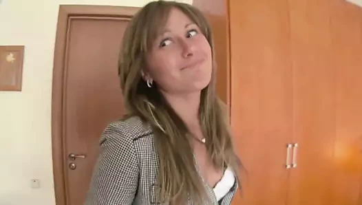 Genç sürtük alır seni sert yeterince için sikme ona kıçını