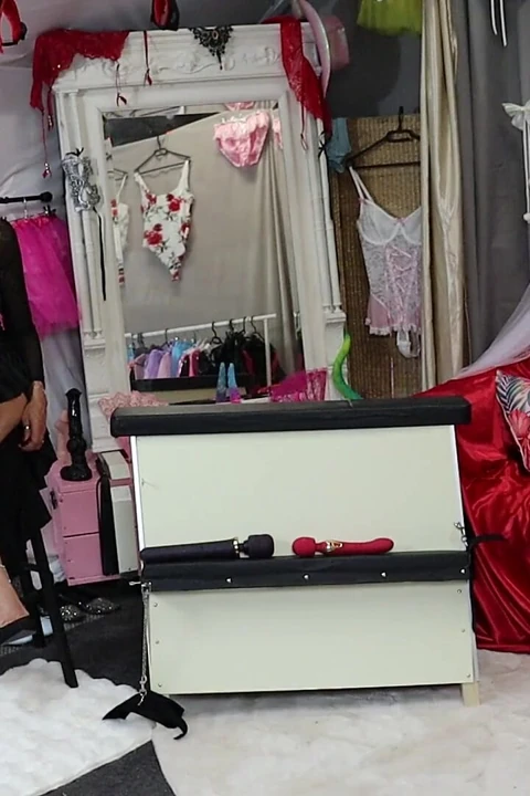 Beyaz iç çamaşırlı kadın kılıklı dee azdırıyor