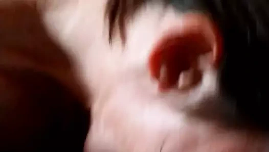 Christina karnını tekrar fındıkla dolduruyor