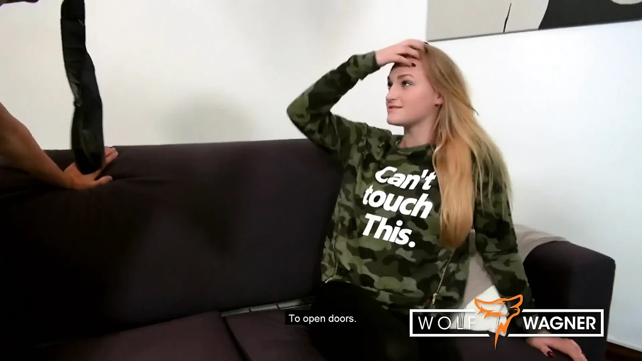 Nettes teenie-küken scarlett scott trifft einen älteren typen auf der straße