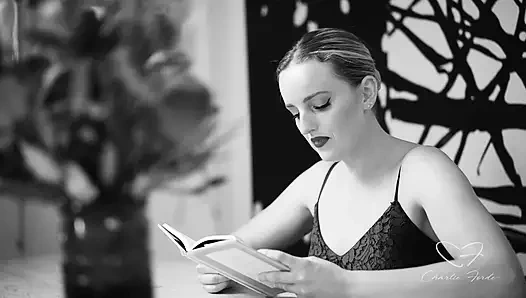 Süper seksi sarışın Charlie Forde ile erotik okuma!