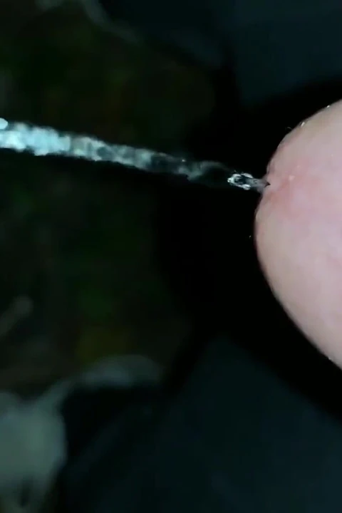 Ağır çekim ve yakın çekim. Açık havada yıkanmamış yarak işiyor. Long Piss Stream