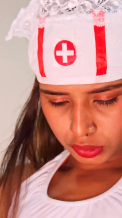 Hintli desi güzel hemşire ve yakışıklı doktor birbirlerini çekiyor sert seks videosu istiyor | Klip 1