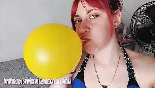 Tombul yanaklarla balon şişirme seansı!