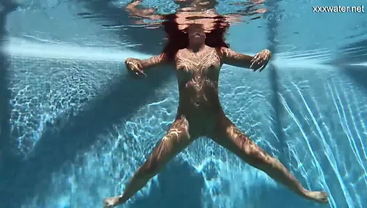 Puzan bruhova - seksi sualtı batık genç