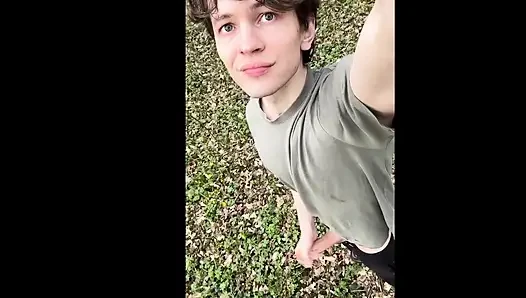 Seksi twink ormanda büyük damarlı yarağıyla riskli oynuyor
