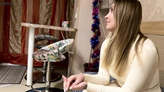 Bir anne oğlunun sınıf arkadaşını sikiyor.