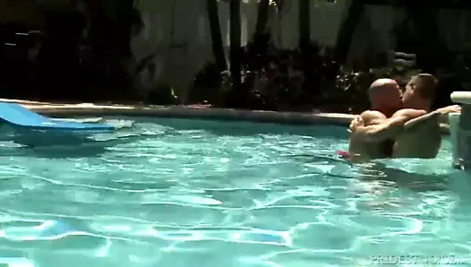 Havuz partisinde Menover30 papatya zinciri