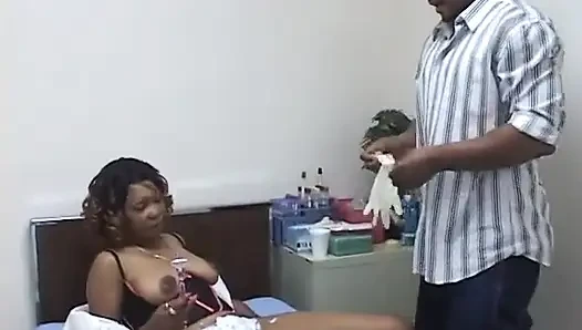 Siyah piliç kıllı amcığını tıraş ediyor