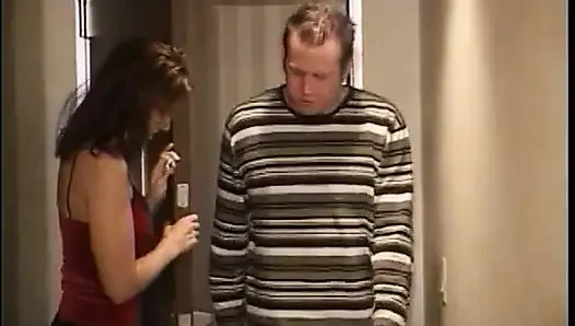 Adam esmer ateşli kızın ayaklarını emmeden önce yalamayı seviyor